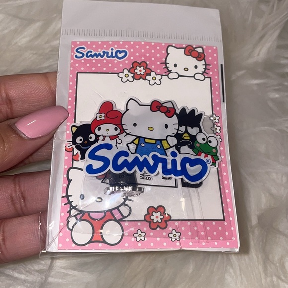 🆕 Hello kitty earrings 😻 - Picture 2 of 6